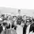 Didi erguendo a taça da Copa de 1962 cercado de pessoas