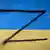 Ukrayna'nın Luhansk bölgesinde bir duvardaki Ukrayna bayrağının üzerine çizilmiş Z işareti