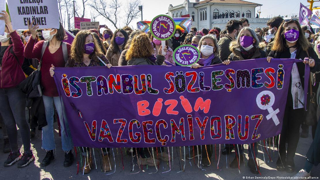 Türkiye'nin İstanbul Sözleşmesi'nden çekilme kararına karşı Kadıköy'de eylem yapan protestocular - (27.03.2021)
