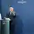 Kanclerz Olaf Scholz i palestyński prezydent Mahmud Abbas na konferencji prasowej w Berlinie