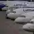 Los aviones, aparcados uno junto al otro, dejan ver el nombre de la compañía escrito en el fuselaje.