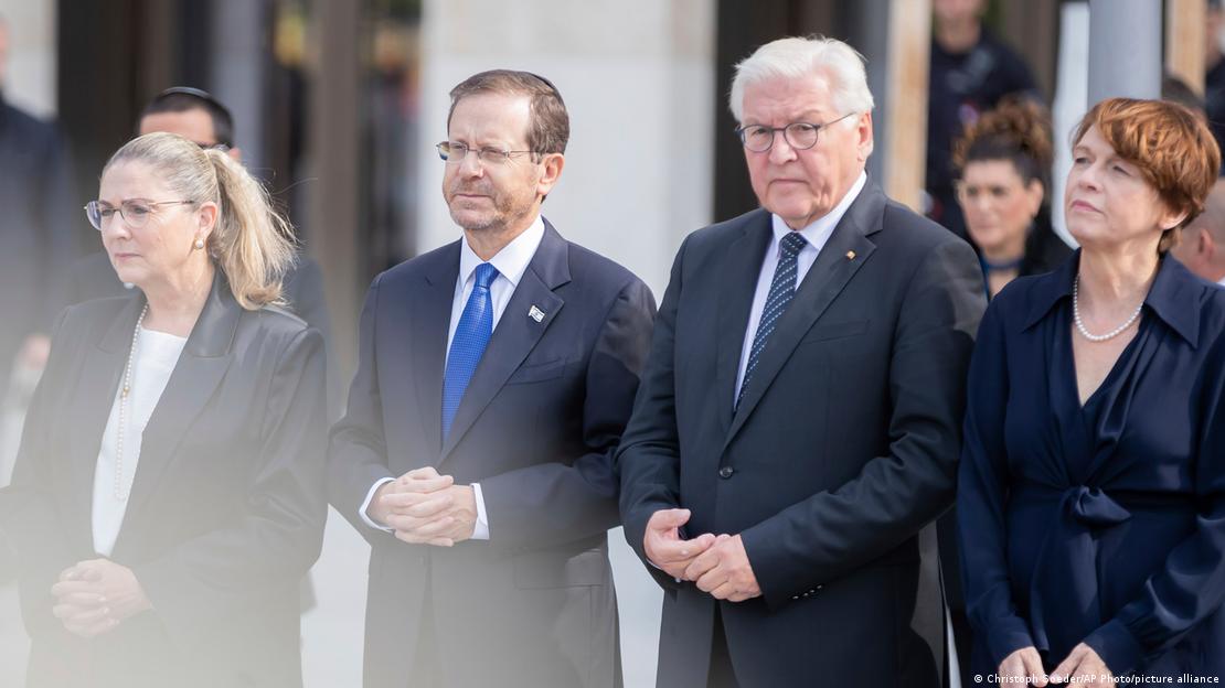 İsrail Cumhurbaşkanı Isaac Herzog (soldan ikinci), eşi Michal Herzog (solda), Almanya Cumhurbaşkanı Frank-Walter Steinmeier (sağdan ikinci) ve eşi Elke Buedenbender ile Berlin'de