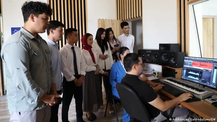 Usbekistan Studenten lernen wie man ein Interview führt 