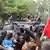Ibrahim Traoré traverse une foule à bord 'un véhicule blindé
