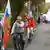 Prorosyjska demonstracja w Berlinie Lichteberg, kobiety na rowerach z rosyjskimi flagami