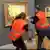 Экоактивисты обливают краской картину в музее Потсдама