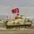 Türk Silahlı Kuvvetleri'ne (TSK) ait, üzerlerinde Türk bayrakları bulunan iki tank