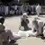 Pakistan Ein maskiertes Mitglied der Tehreek-Taliban Pakistan peitscht einen Metzger aus