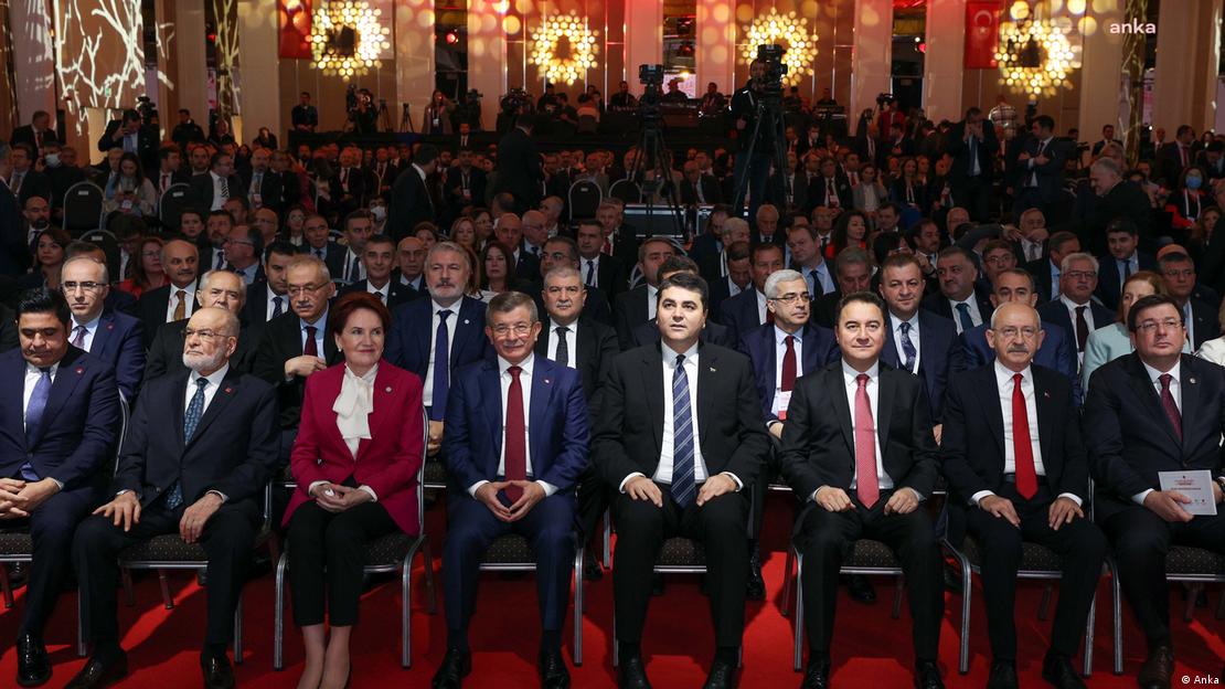 Altılı masa liderleri Kemal Kilicdaroglu, Ali Babacan, Gültekin Uysal, Ahmet Davutoğlu, Meral Aksener ve Temel Karamollaoglu