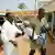 Deux infirmiers portent une femme atteinte du VIH jusqu'à l'hôpital de Garoua (archive)