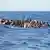 Un bateau en bois avec environ 30 personnes sur la méditerranée (archives)