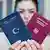 Türk ve Alman pasaportlarını tutan bir kadın
