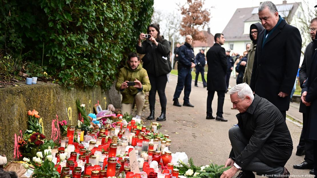 T.C. Berlin Büyükelçisi Ahmet Başar Şen (ayakta) ve Baden-Württemberg Eyalet İçişleri Bakanı Thomas Strobl olay yerine çiçek bırakıyor - (06.12.2022)