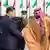Mohammed bin Salman begrüßt Xi Jinping per Handschlag in Riad