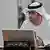 Sultan al-Dschaber an einem Laptop