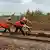 Vier Mitarbeiter in Warnwesten arbeiten an Tansanias Gleisen