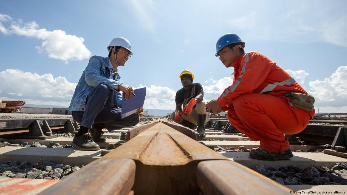 Kenya'da bir demiryolu inşaatında çalışan iki Çinli işçi