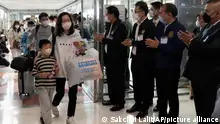08.01.2023
Chinesische Touristen werden nach ihrer Ankunft am Suvarnabhumi International Airport begrüßt. Thailand freut sich darauf, wieder eine große Zahl von Besuchern aus China zu empfangen, nachdem Peking am 08.01.2023 die Reisebeschränkungen gelockert hat. Chinesen machten vor der Corona-Pandemie etwa ein Drittel der Gesamtzahl der Touristen aus, die Thailand besuchten. +++ dpa-Bildfunk +++