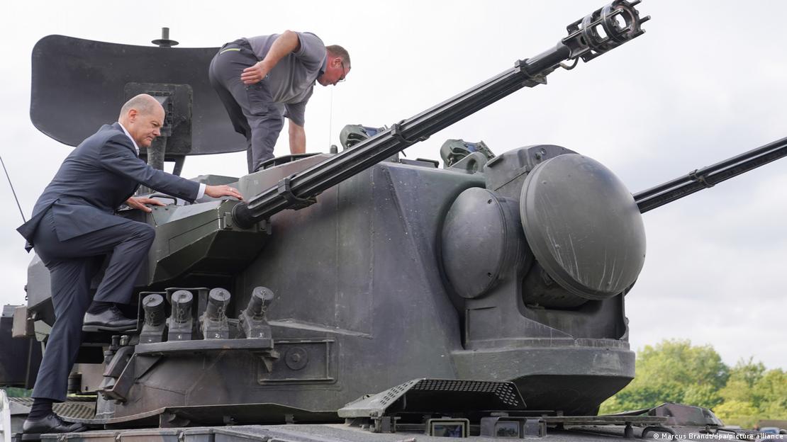 Başbakan Olaf Scholz bir Gepard tankına tırmanırken