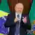 Lula fala ao microfone no Palácio do Planalto