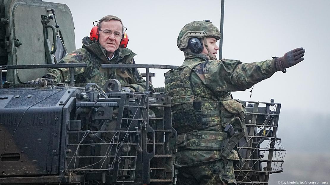 Savunma Bakanı Boris Pistorius, bir Alman askeri ile