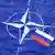Flagge der NATO und von Russland