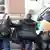 Policiais alemães conduzem migrante para ser deportado