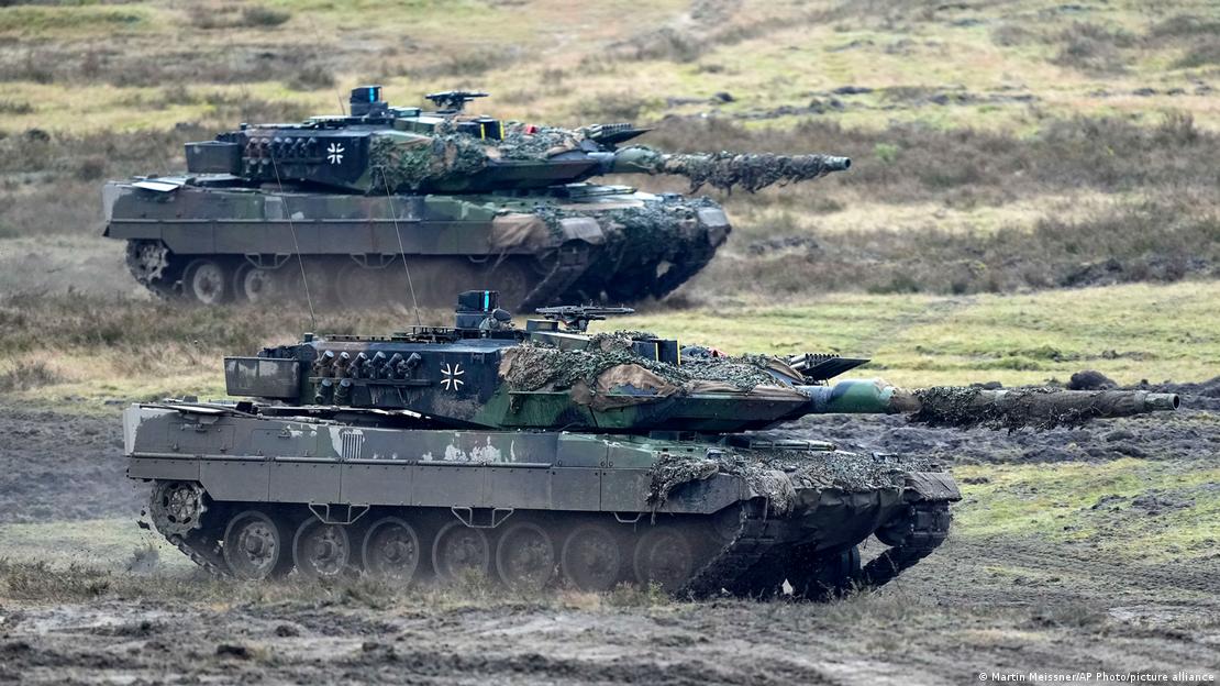Alman ordusu envanterindeki Leopard 2 tipi iki adet tank