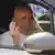 Papa Francisco acena de dentro de carro
