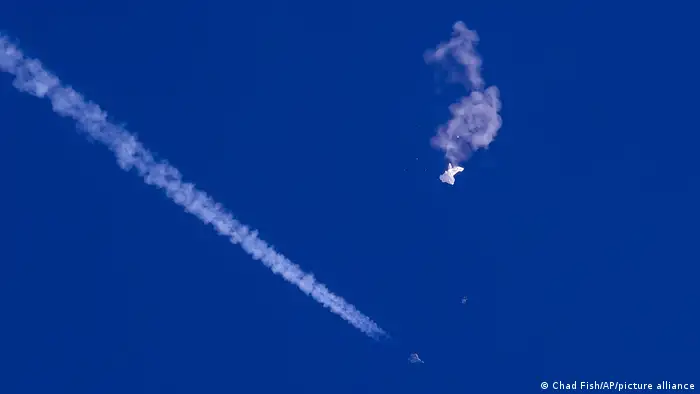 Der chinesische Ballon wird von einem Kampfflugzeug abgeschossen