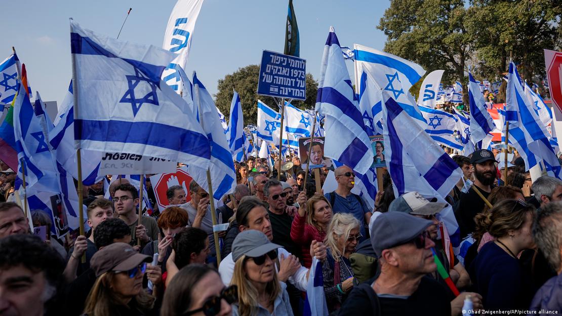 İsrail Başbakanı Binyamin Netanyahu'nun yargı sistemini elden geçirme planı İsrail parlamentosu Knesset dışında protesto edildi