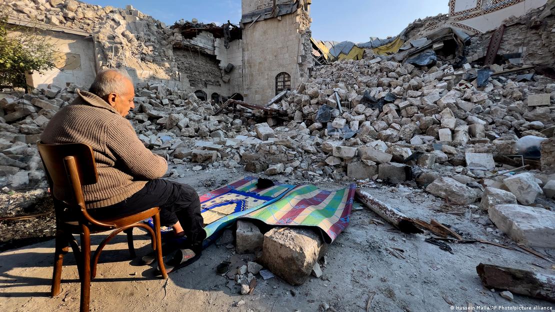 Kahramanmaraş depremlerinde yıkılan Antakya'daki tarihi Habib-i Neccar Camii'nin yıkıntıları önünde namaz kılan biri - (11.02.2023)