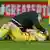 Verletzte Bundesliga-Fußballerin aus Duisburg liegt auf dem Rasen, ein Betreuer drückt ihr einen Schwamm an den Kopf.