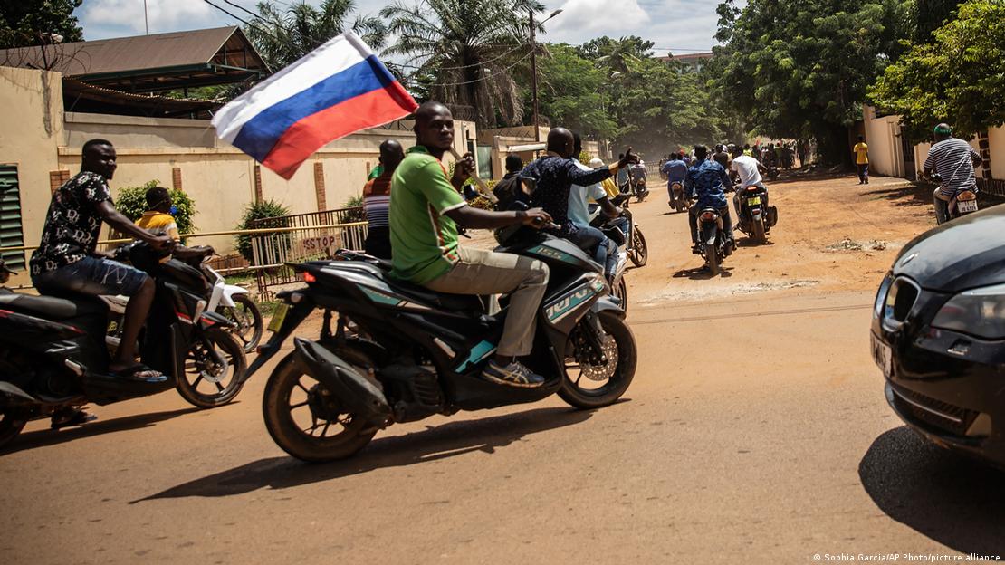 Burkina Faso | Russische Flagge bei Parade