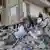 Kahramanmaraş depremlerinden en ağır etkilenen kentlerin başında gelen Antakya'da, büyük hasar görmüş bir binadan eşyalarını çıkaran iki kişi - (20.02.2023)