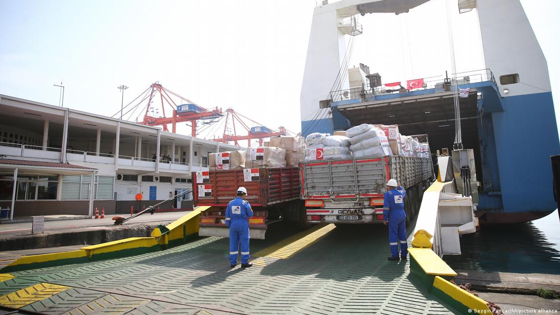 Depremzedeler için Mısır'dan gönderilen yardımlar Mersin Limanı'nda gemiden indiriliyor - (27.02.2023)