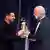 رئيس الاتحاد الدولي لكرة القدم انفانتينو يسلم ميسي جائزة أفضل لاعب (27 فبراير 2023).