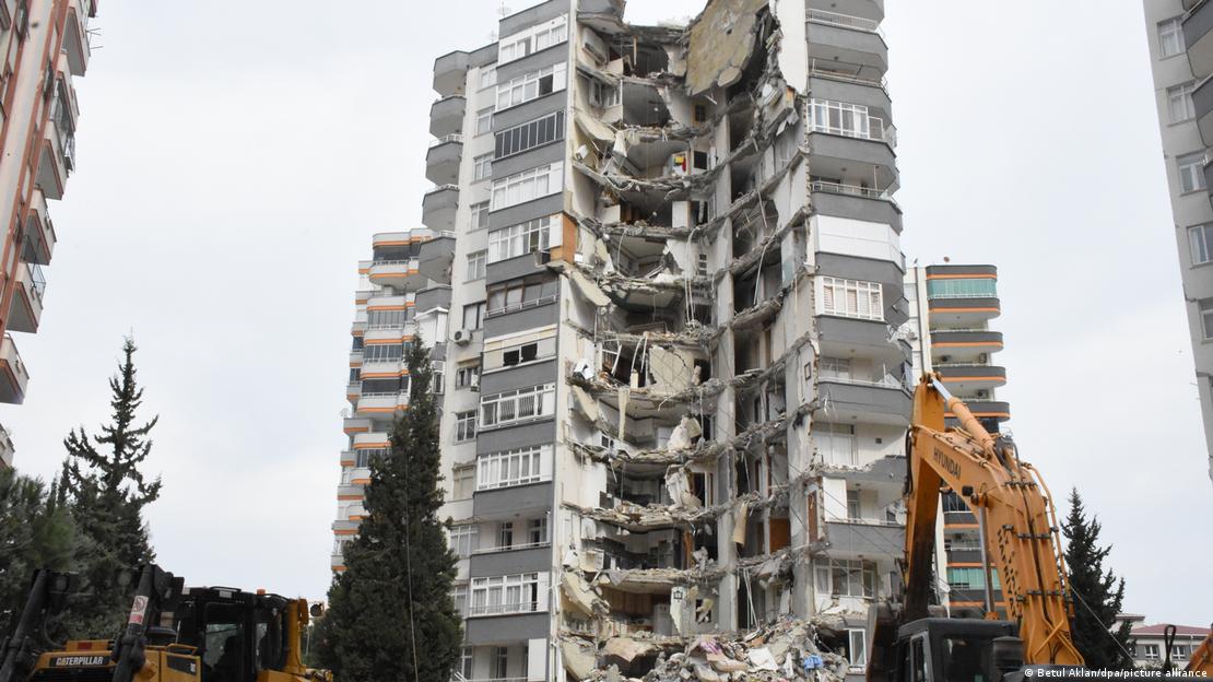 Kahramanmaraş depremlerinin ardından Adana'da kullanılamayacak kadar ağır hasar gören 11 katlı bir bina - (26.02.2023)