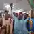 Bola Tinubu, au centre, célèbre sa victoire à Abuja avec ses partisans au siège de campagne du parti au pouvoir, APC, après avoir remporté l'élection présidentielle (01.03.23)