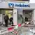 صورة رمزية لعناصر من المباحث يفحصون أحد فروع مصرف "فولكس بنك" في بلدة كيرسبه، والذي تضرر بسبب تفجير ماكينة الصرافة من قبل عصابات تفجير ماكينات الصرف. 