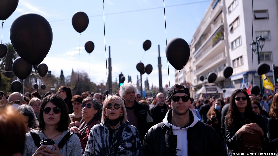Başkent Atina'da, tren kazasını protesto eden, ellerinde siyah balonlarla göstericiler - (05.03.2023)