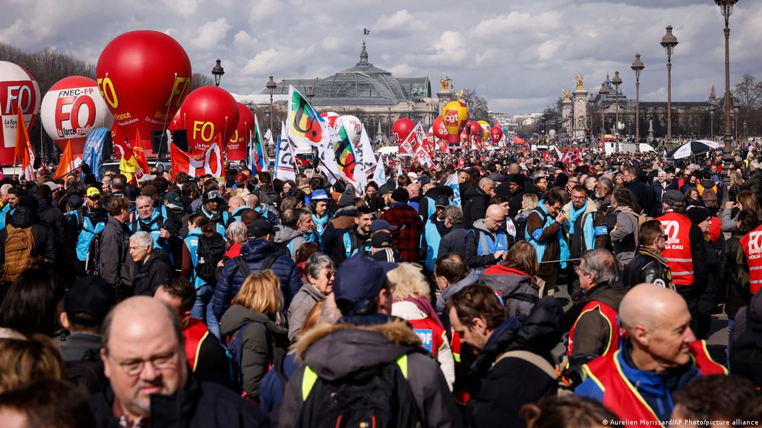 Fransa'da emeklilik yasa tasarısına karşı haftalardır gösteriler yapılıyor.