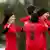 Spielerinnen des afghanischen Frauenteams von Melbourne Victory bejubeln ein Tor. 