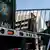 Agentes de policía descargan barricadas frente al tribunal penal de Manhattan mientras el fiscal del distrito de Manhattan, Alvin Bragg, continúa su investigación sobre el expresidente de Estados Unidos Donald Trump