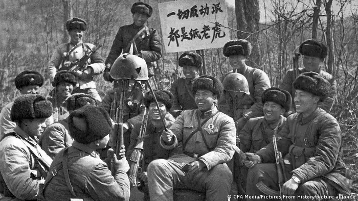 中国和苏联是世界上拥有最长陆地边界的两个邻国。1964年中苏第一轮边界谈判失败。
1969年6月3月，中、苏两国军队在界河乌苏里江的珍宝岛爆发冲突（图为珍宝岛中国守军），双方均有伤亡。同年，两国又在黑龙江八岔岛和新疆铁列克提再次发生武装冲突。9月，苏联部长会议主席柯西金取道北京，在机场与中国总理周恩来紧急会晤3小时，达成共识维持边界现状，避免武装冲突。