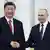 Xi Jinping e Vladimir Putin apertam as mãos durante encontro em Moscou, em março de 2023