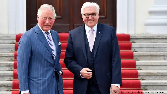 在他们的多次会面中，当年的查尔斯和德国总统施泰因迈尔之间建立了一种亲密关系。这张照片显示的是两人2019年5月站在德国总统府贝尔维尤宫（Schloss Bellevue）入口前。德国总统会在3月29日晚上国宴款待查尔斯和卡米拉。
