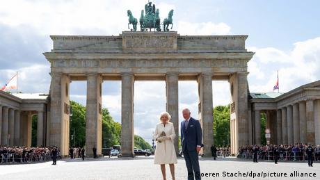 2019年的查尔斯和卡米拉也在柏林的勃兰登堡门前合影。