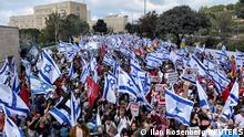 Ein schier endloser Demonstrationszug und ein Meer von Israelflaggen 