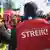 Припадници на синдикатот Верди за време на големиот предупредувачки штрајк на 27 март 2023 година